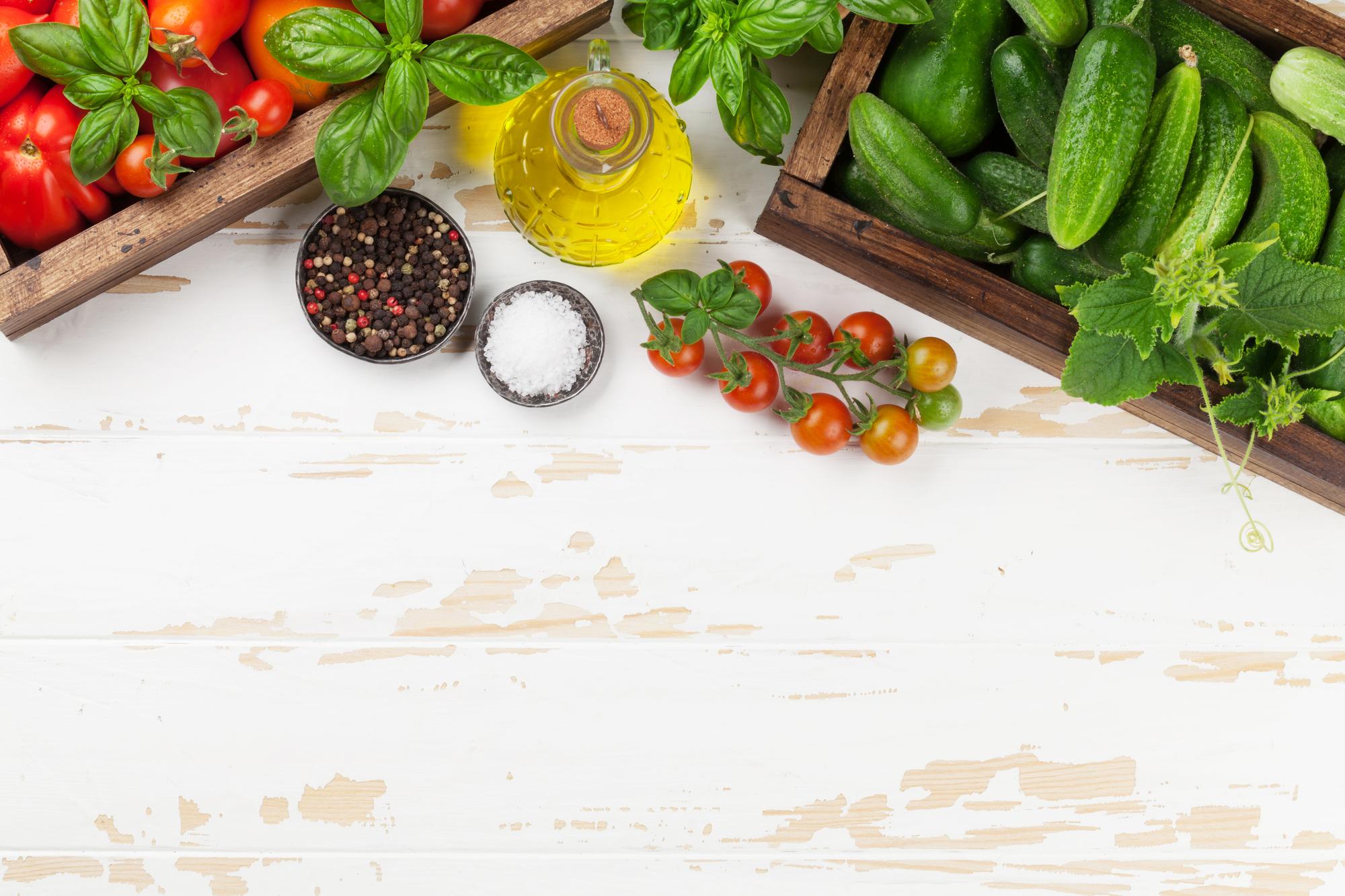 Banco da cucina con ingredienti locali ordinati