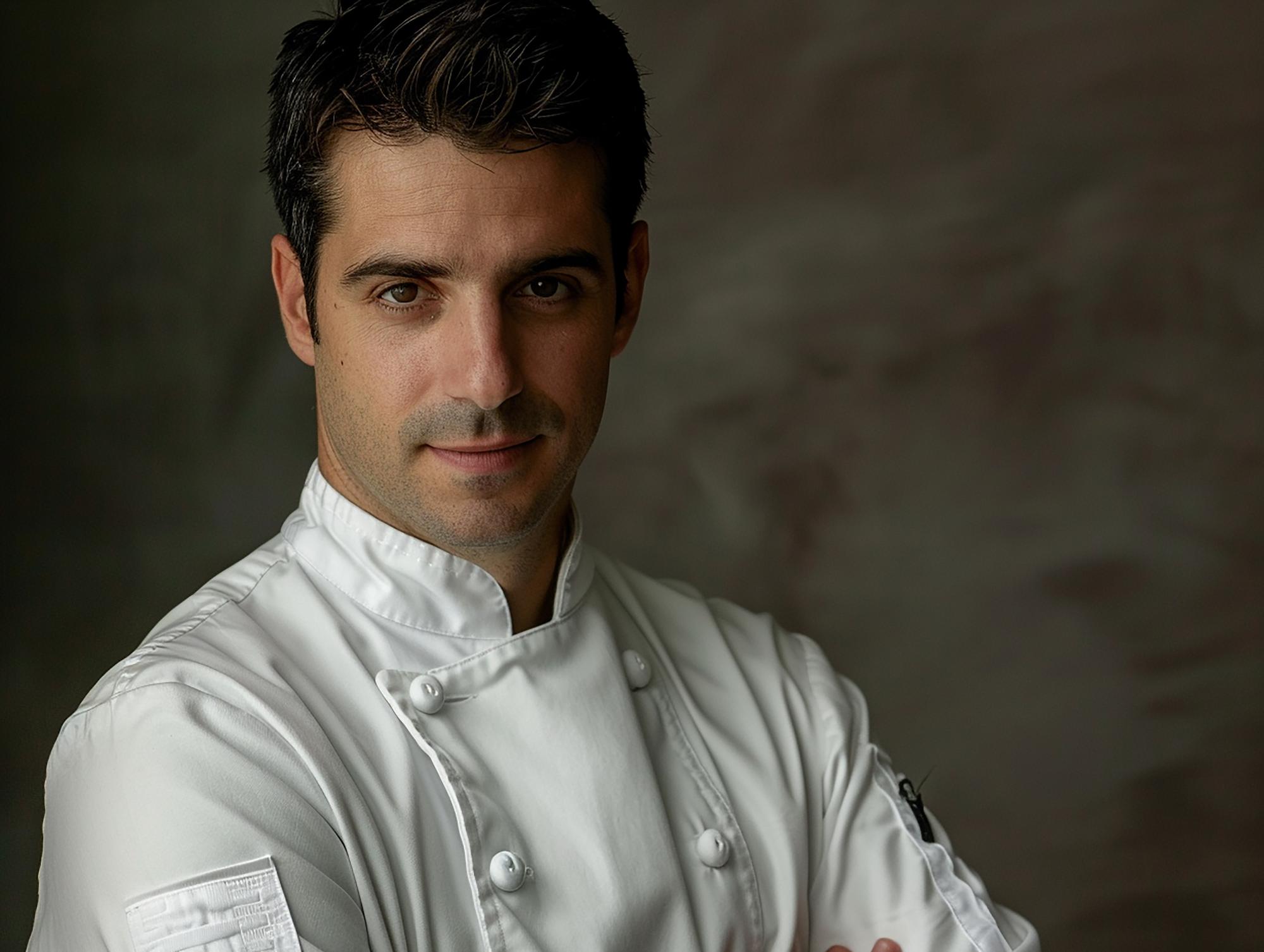 Ritratto chef con giacca bianca e sfondo studio